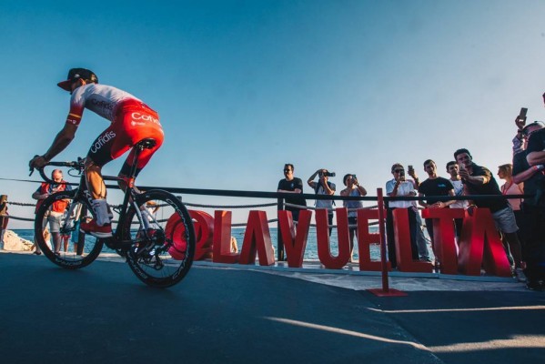 La Vuelta a España presenta el 'Diccionario de ciclismo español -neerlandés'
