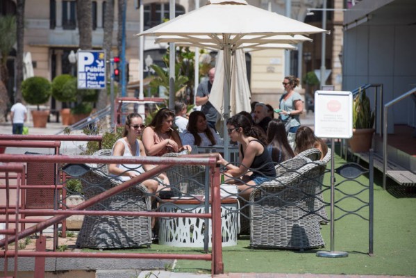 El bipartito de Alicante negociará con la hostelería la regulación de las terrazas tras el fin de la alarma