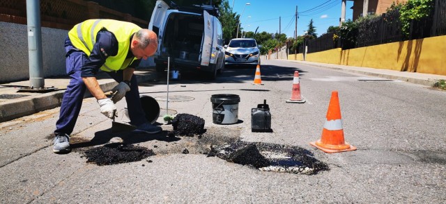 Vila-real  'parchea' los baches en calles y caminos en tanto se resuelve el contrato de mantenimiento