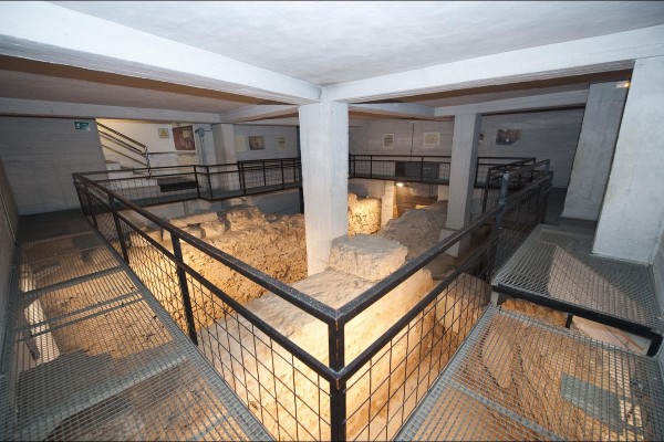 La sala de exposiciones de la Muralla Bizantina se renueva para poder reabrir al completo