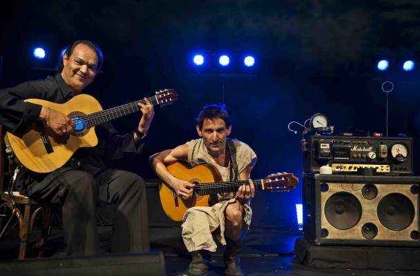 El cantant i bufó Albert Pla junt amb Diego Cortés i la seua guitarra tanquen el Festival Música i Lletra