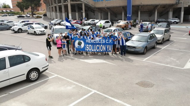 Caravana contra los gestores del Hércules que a continuación anuncia un 'Plan de Acción Social'