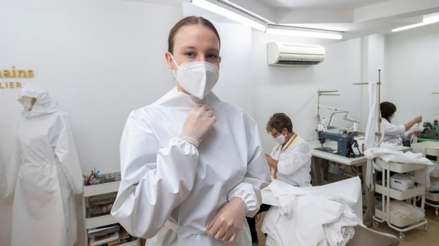 Les Mains Atelier, la firma castellonense de alta costura que fabrica batas especiales y anticovid 