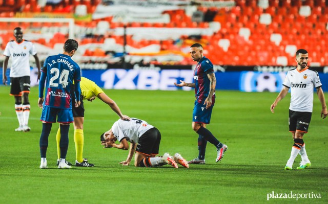 Los fallos defensivos que apearon al Valencia de Champions complican su regreso
