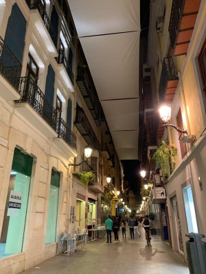 Las calles del centro de Murcia se llenan de sombra