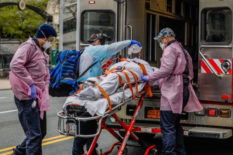 Trabajadores sanitarios trasladan a un paciente con respirador en una ambulancia en Nueva York Foto: CARVALHO (ZUMA WIRE) - 