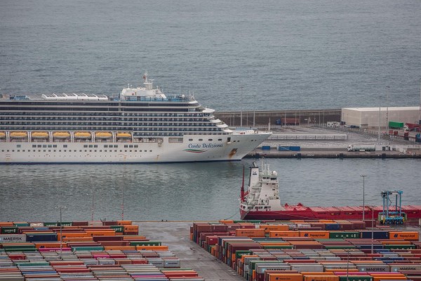 El Gobierno mantiene la prohibición de entrada de cruceros a puertos españoles