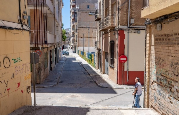 Tuberías de fibrocemento, calles deterioradas y aceras minúsculas: el casco histórico pide auxilio 
