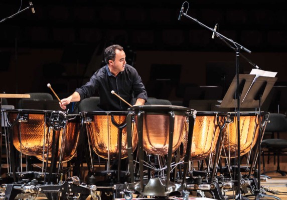 El timbalero valenciano Javier Eguillor estrena el concierto de Philip Glass en Alicante y Madrid