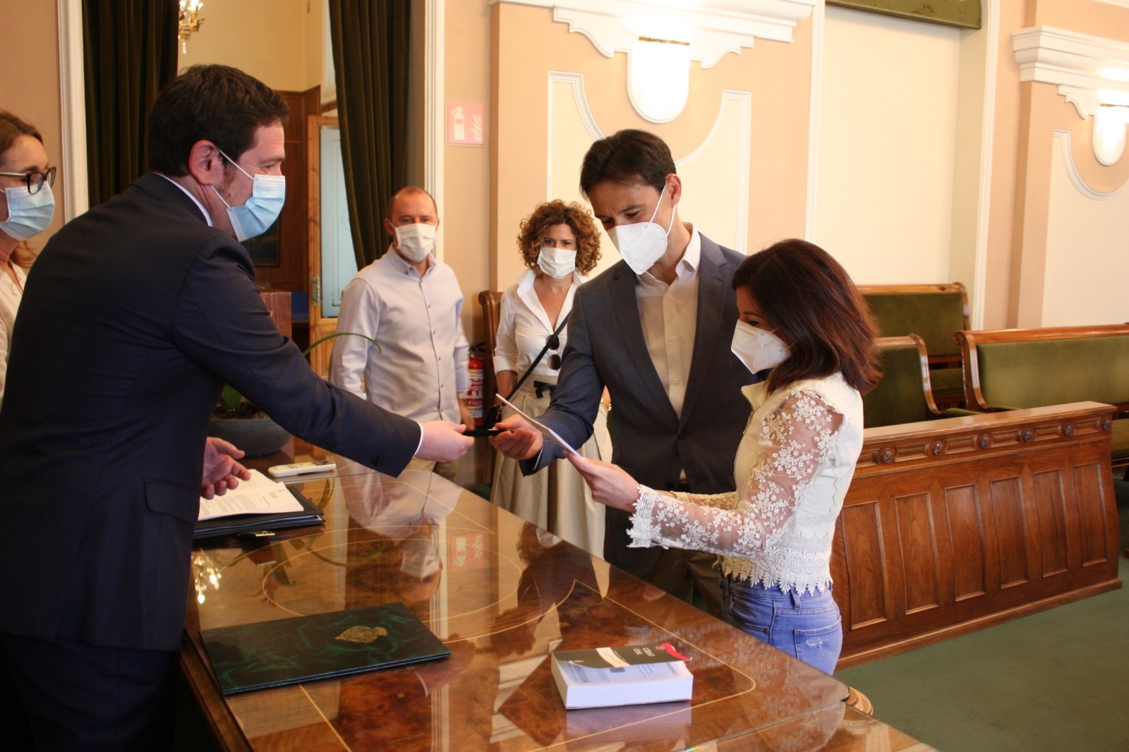 Castelló retoma las bodas civiles con dos casamientos en el salón de plenos 