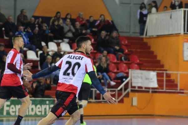 El Fertiberia Puerto Sagunto renueva al extremo local Toni Alegre
