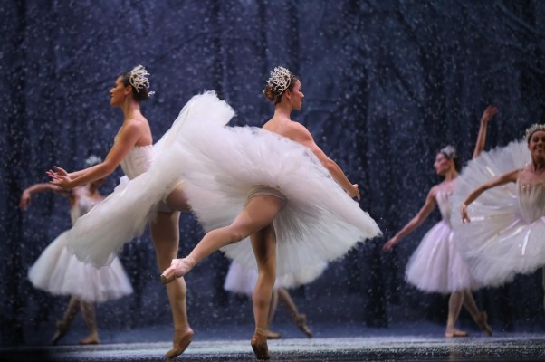 Bailarines con pelo recogido y conciertos más cortos en la nueva normalidad