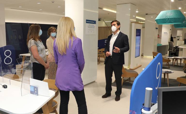 Visita del presidente de BBVA, Carlos Torres Vila, a una de las oficinas del banco - 