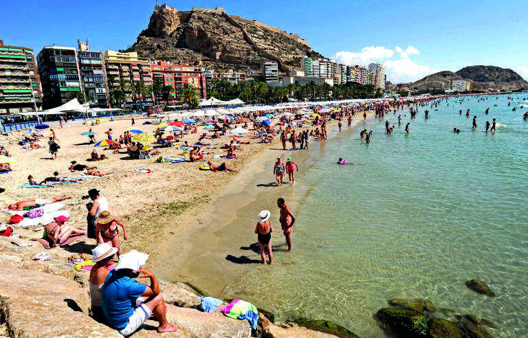Alicante, y la playa del Postiguet, que cuenta con bandera azul. Foto: RAFA MOLINA - 