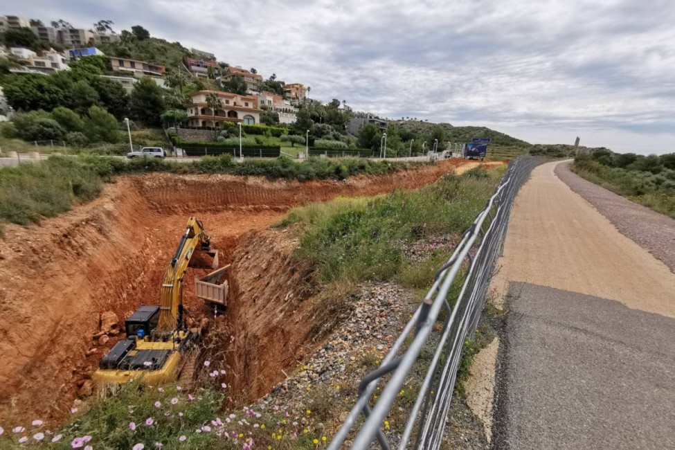 Las máquinas trabajan en las obras situadas en el término de Oropesa del Mar. - 