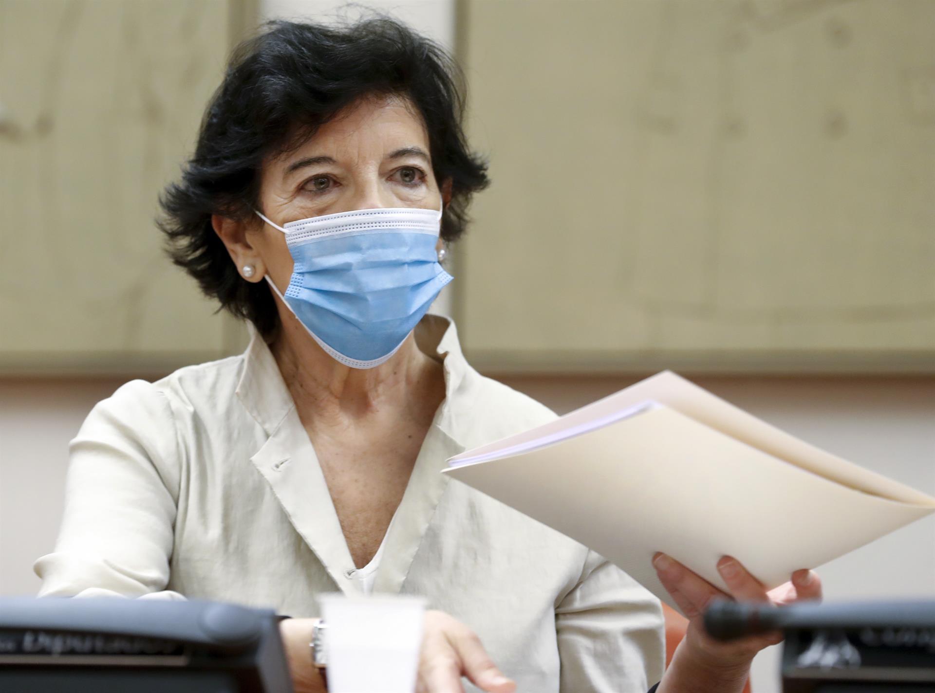 Todas las CCAA, salvo Madrid y País Vasco, firman un acuerdo con Educación para el próximo curso 