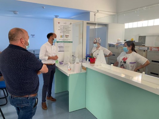 Lorca adapta todos sus consultorios médicos para reabrirlos: 15.000 euros para mamparas y limpieza