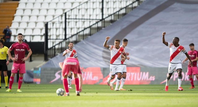 El Rayo vence al Albacete y la ventaja del Elche con el séptimo se reduce a tres puntos