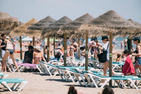 Más de 5.000 peticiones desbordan en pocas horas la oferta de mil plazas de 'informador' de playa