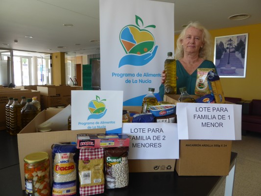 El Ayuntamiento de La Nucía reparte lotes de comida a 117 escolares 
