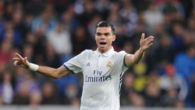 El PSG ofrece a Pepe un año fijo y otro opcional de contrato, dice 