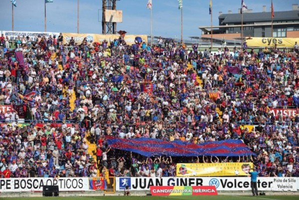 Peñistas del Levante colocan pancartas de apoyo en la grada de Mestalla 
