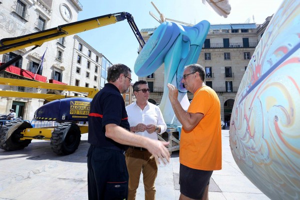Los bomberos revisan ya los planes de seguridad de los 89 monumentos de Fogueres