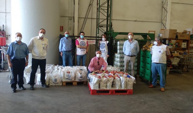 El Rotary Club de La Vall entrega una donación de alimentos a Cáritas 