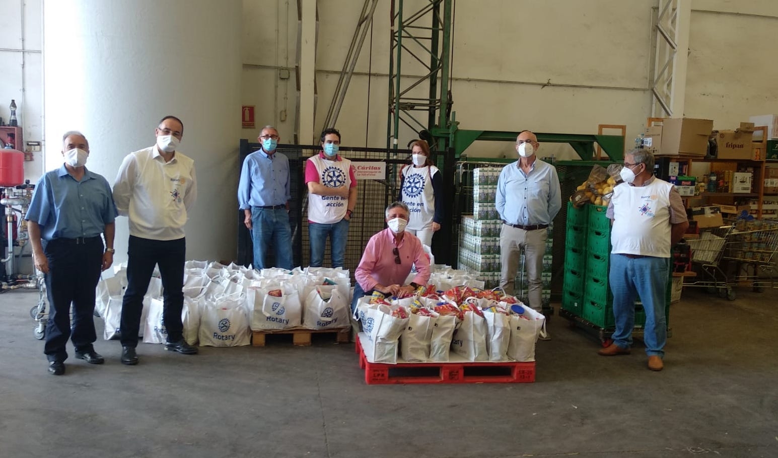 El Rotary Club de La Vall entrega una donación de alimentos a Cáritas 