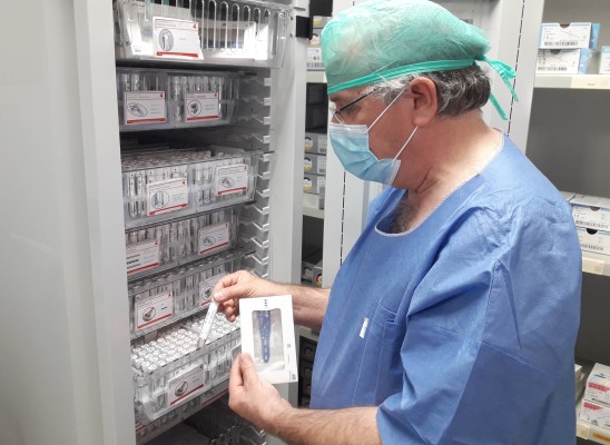El Hospital de la Ribera incorpora un armario inteligente para intervenciones traumatológicas
