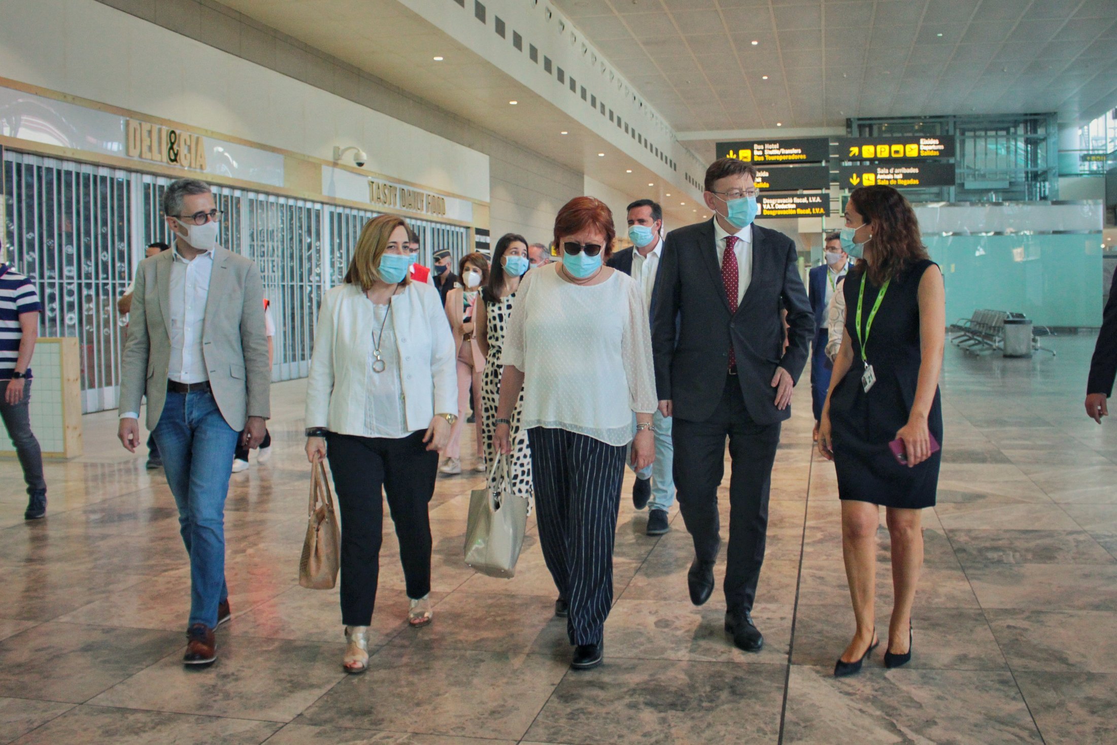 Ximo Puig, hoy, en el aeropuerto de Alicante-Elche. Foto: AP - 