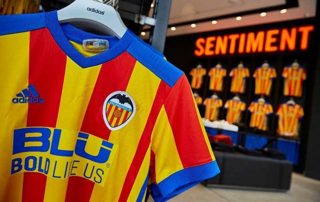 El Valencia CF presenta la 'senyera': otro recuerdo a una camiseta campeona
