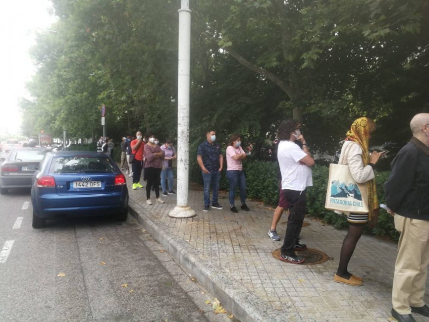 Decenas de personas hacen cola para acceder a la Ciudad de la Justicia de València - 