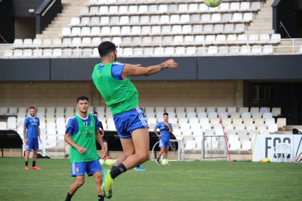 El Cartagena entrena con la plantilla reunida y el Yeclano en dos grupos ya en la fase 3