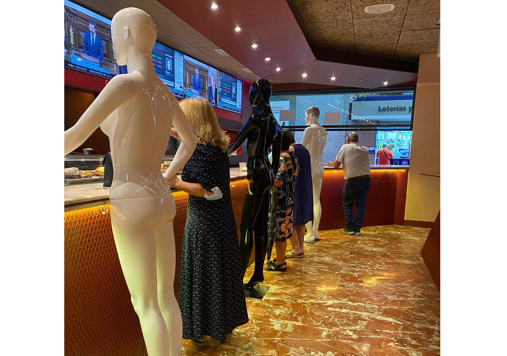 Drexco: maniquíes para mantener la distancia social en la barra de la cafetería