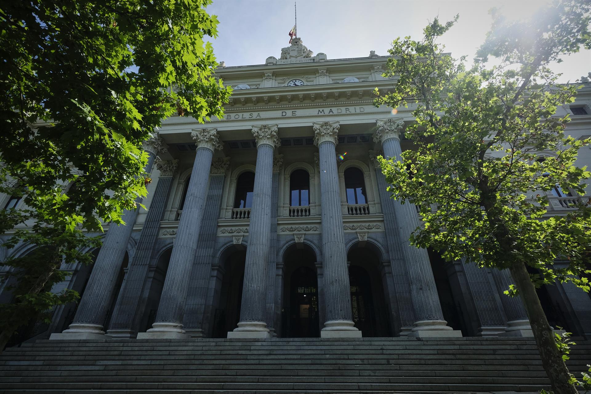 El Ibex 35 avanza un 0,3% en la sesión y se queda a las puertas de los 7.900 puntos