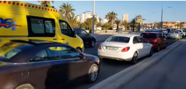 Las colas y los atascos vuelven a La Manga: 