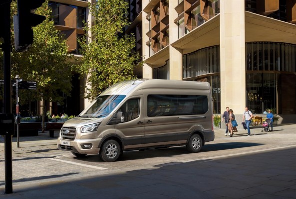  Ford Transit, ahora disponible con una eficiente y resistente
transmisión automática de 10 velocidades