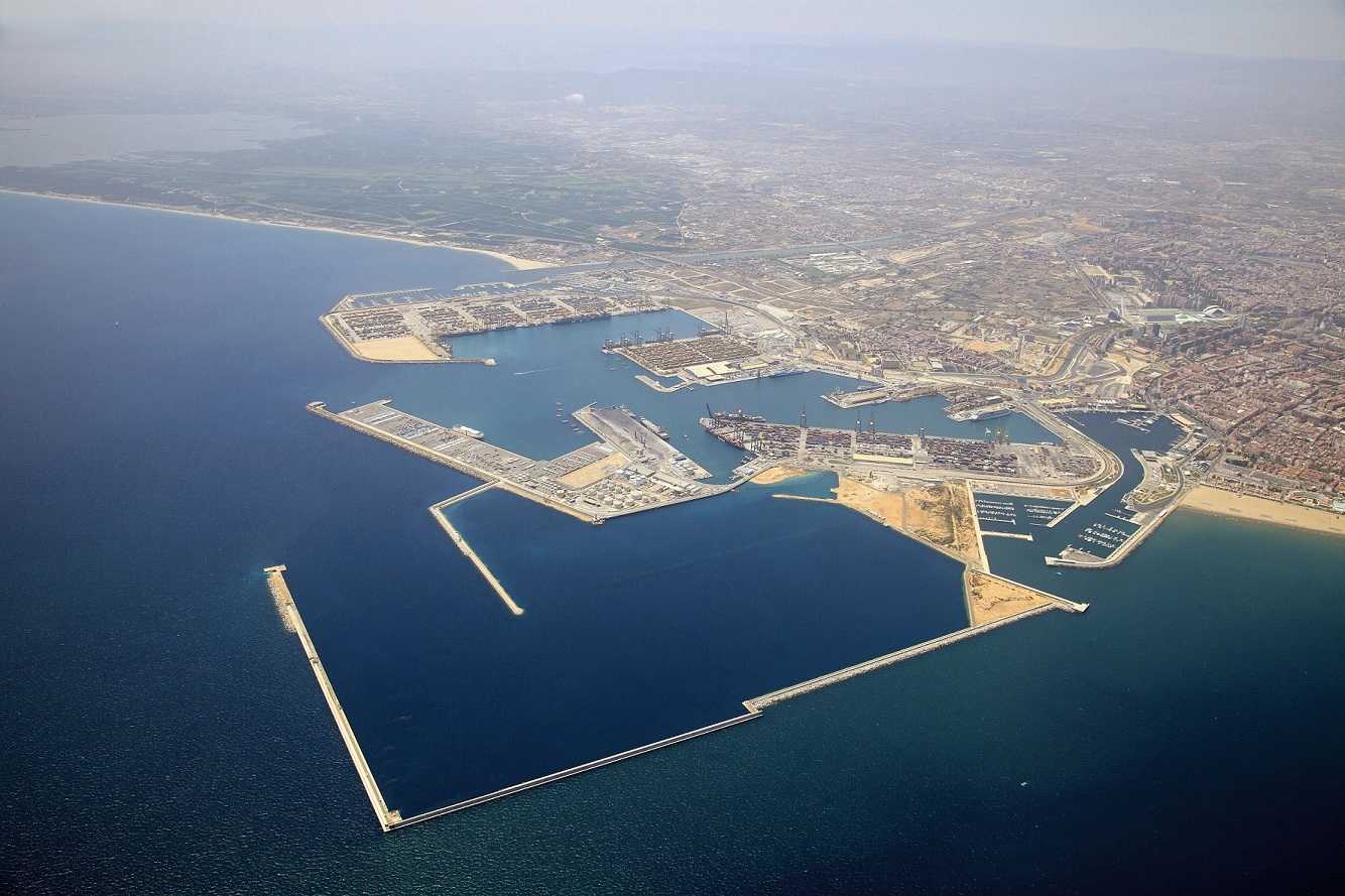 Panorámica de València desde el aire, con el puerto en primer plano. - 
