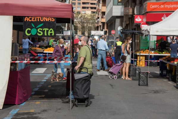 Compromís pide que se mantengan las
medidas de seguridad y sanitarias en los
mercadillos en Alicante
