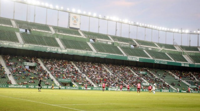 El Elche disputará su primer partido oficial sin público en el Martínez Valero
