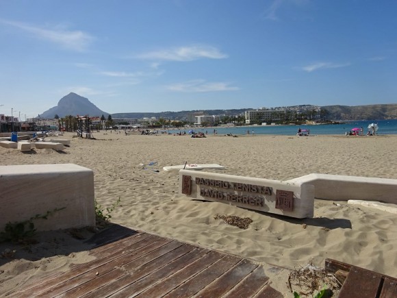 Muere un hombre de 83 años cuando se bañaba en la playa El Arenal de Xàbia