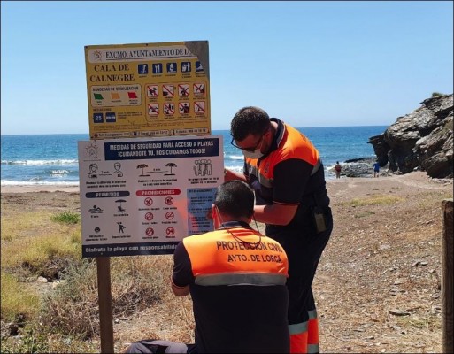 Las playas de Calnegre de Lorca se protegen del coronavirus: unos carteles dan consejos a los bañistas