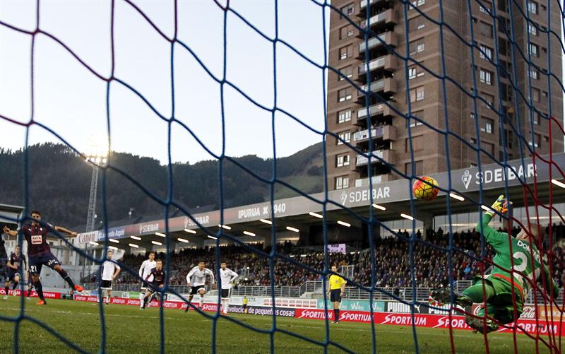 El Valencia rescata un punto en su visita a Eibar