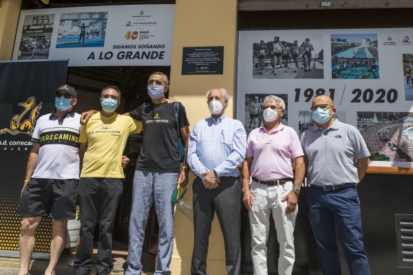 El Maratón Valencia coloca una placa conmemorativa en el Bar Danubio
