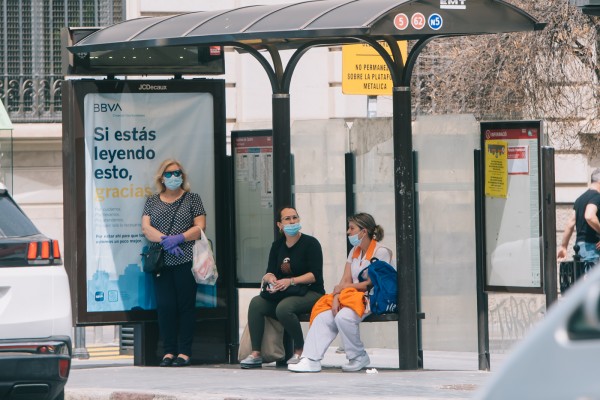 Autobuses y trenes podrán circular con todos sus asientos ocupados desde el lunes en toda España