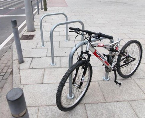 El Ayuntamiento instala nuevos ‘aparcabicicletas’ en los centros de Salud de Alicante
