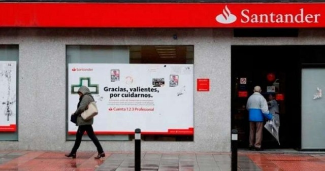 Un juzgado condena al Santander a devolver lo invertido por una clienta en acciones del Popular