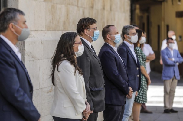 Minutos de silencio y dolor en toda la Comunitat en recuerdo a las víctimas de la pandemia
