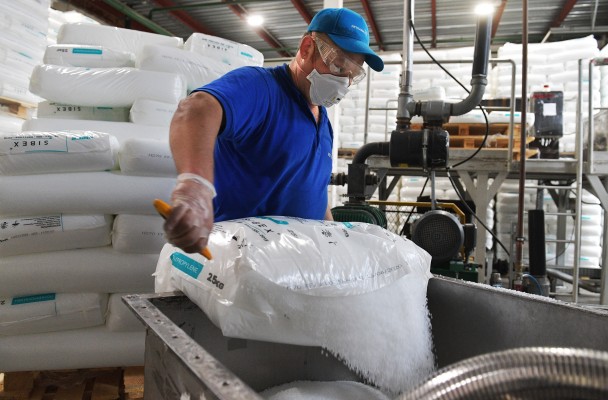 La energía vuelve a salvar la producción industrial de la Región, que 'solo' cae un 15% en abril